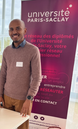 Photo d'Ibrahim Bakari au cours de lAfterwork des doctorants internationaux à Paris-Saclay